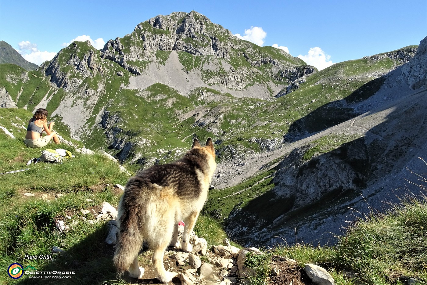 27 E siamo al Passo di Gabbia (2050 m) con vista in Corna Piana e sul Mandrone.JPG